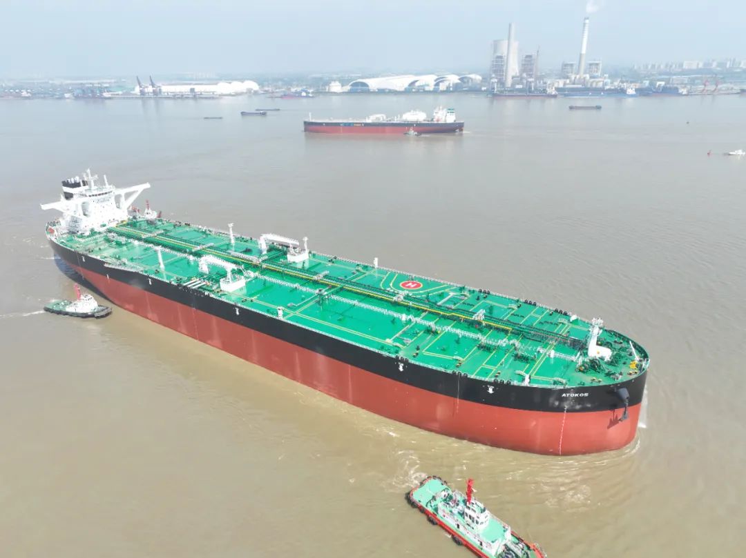 18艇 + 8拖 + 3警戒 + 2无人机！护航靖江“巨无霸”编队出江试航